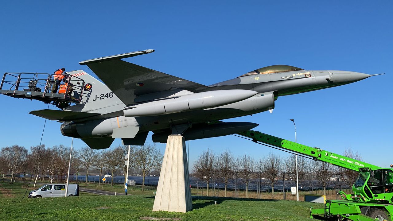 F-16 op rotonde in Volkel onder handen genomen