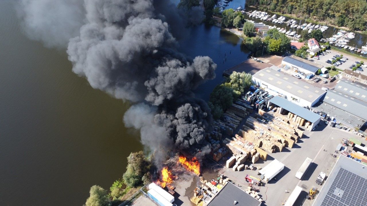 Grote brand bij pallethandel Ertveldweg Den Bosch, vuur snel geblust