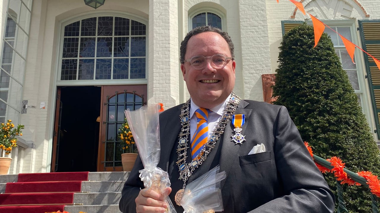 Vughtse burgemeester deelt 8 lintjes uit, en ontvangt er zelf ook een