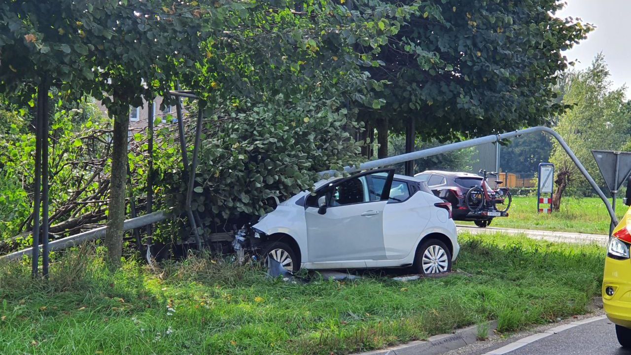 Auto vliegt uit de bocht en ramt lantaarnpaal in Volkel
