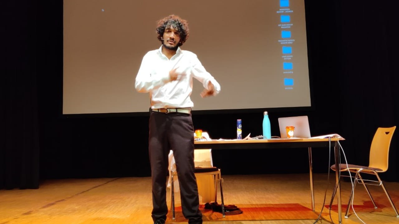 Jonge theatermaker probeert meer aandacht te krijgen voor adoptie