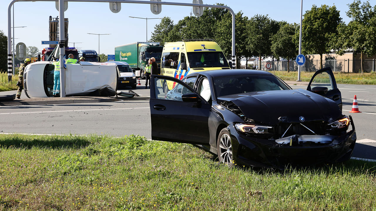 Automobilist bekneld na zware aanrijding