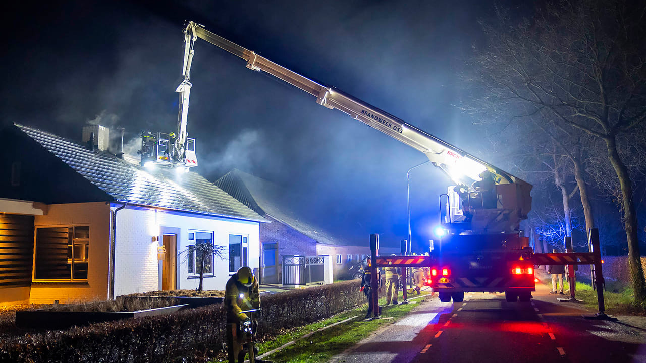 Schoorsteenbrand slaat over naar dak van woning, bovenverdieping zwaar beschadigd