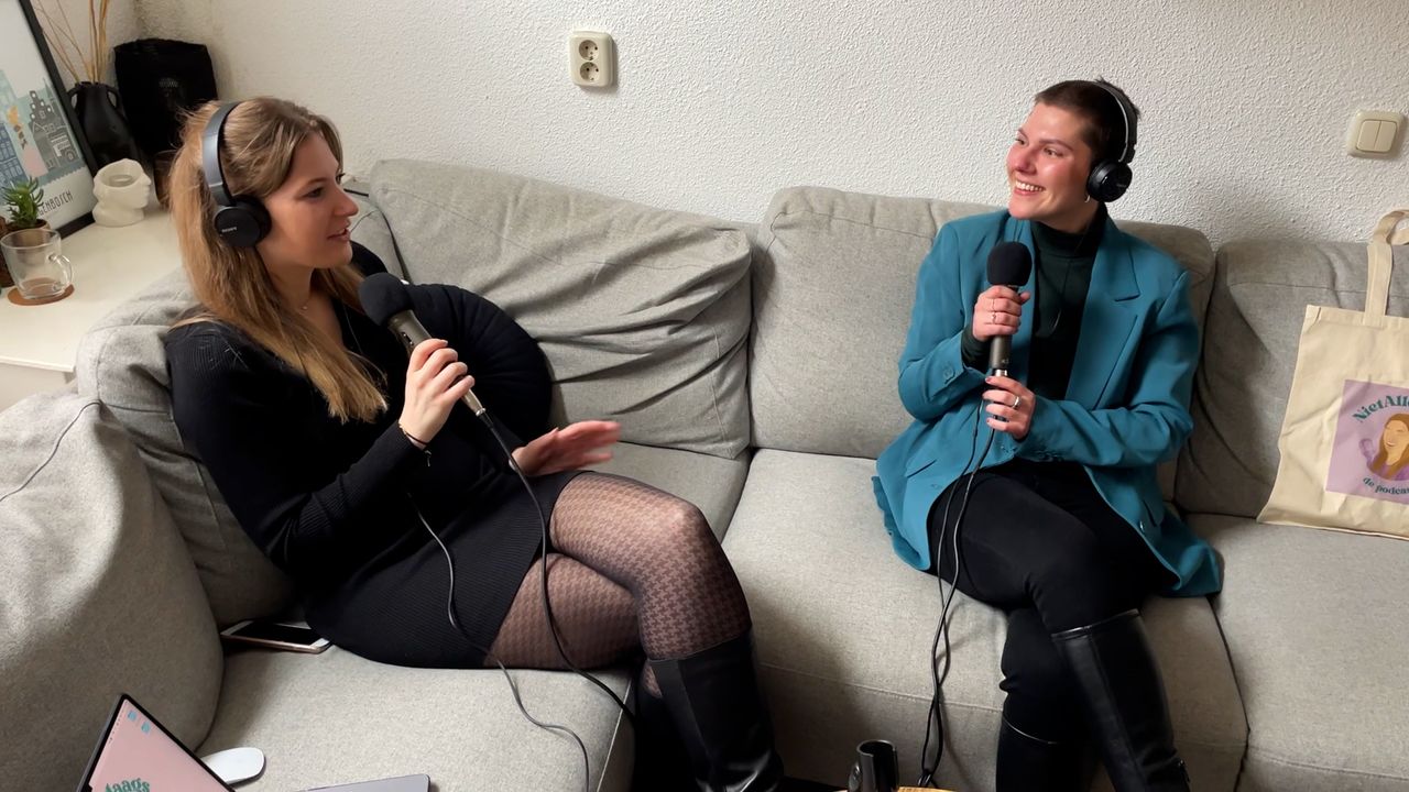 Vriendinnen maken kanker bespreekbaar in een podcast