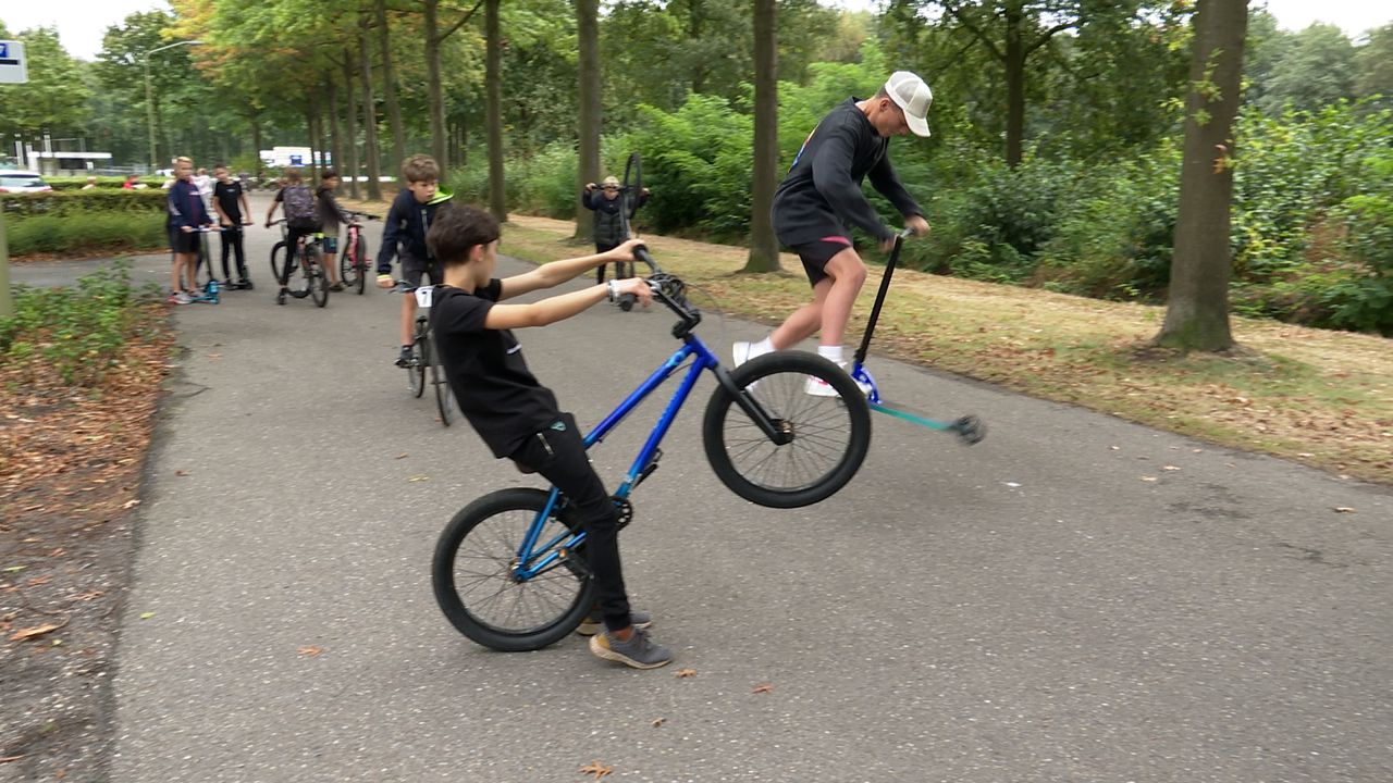 Skeeleren, steppen en fietsen op een pumptrack, in Zeeland zien kinderen dat helemaal zitten