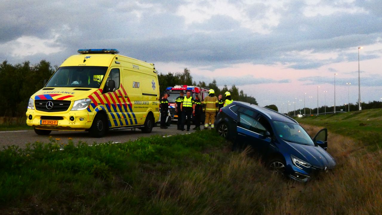 Auto belandt in sloot in Heesch, bestuurder naar het ziekenhuis gebracht