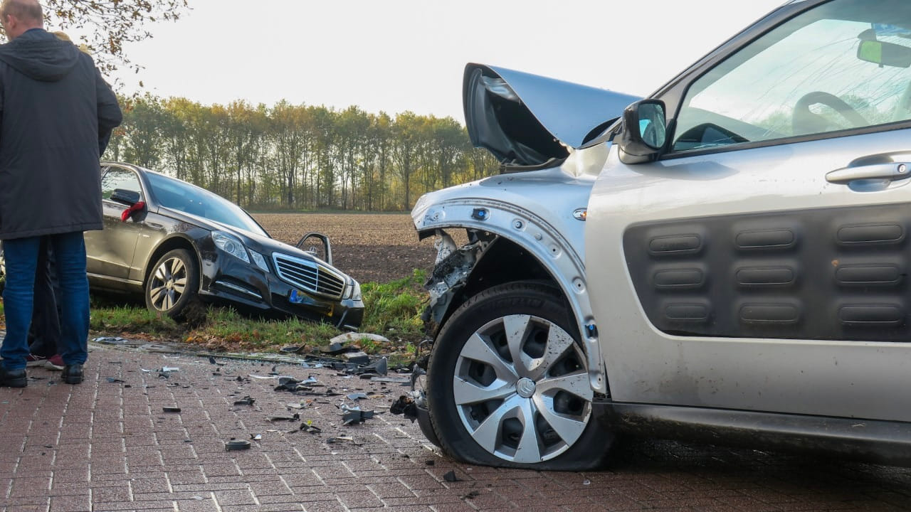 Auto in de sloot in Heesch na flinke botsing