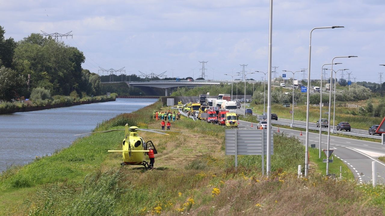 Auto belandt in Zuid-Willemsvaart bij Berlicum, slachtoffer (65) overleden