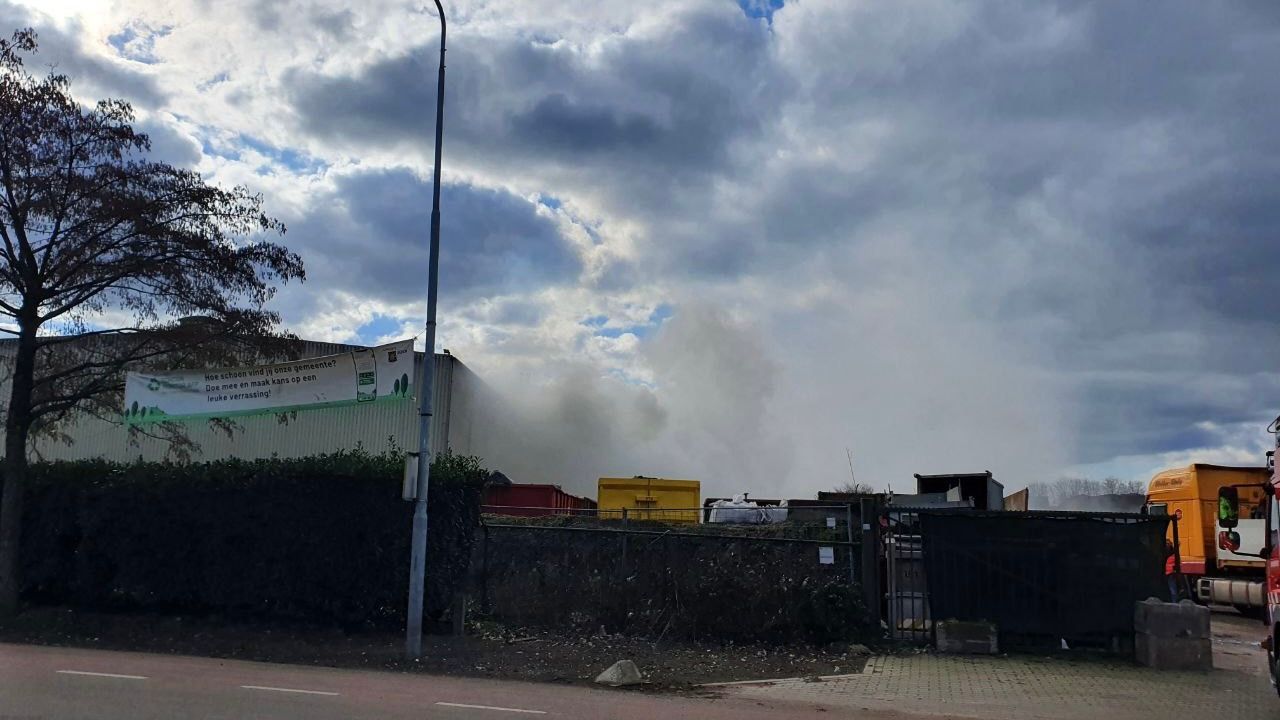 Grote brand bij recyclebedrijf Van Kaathoven in Uden, rookontwikkeling is opgelost