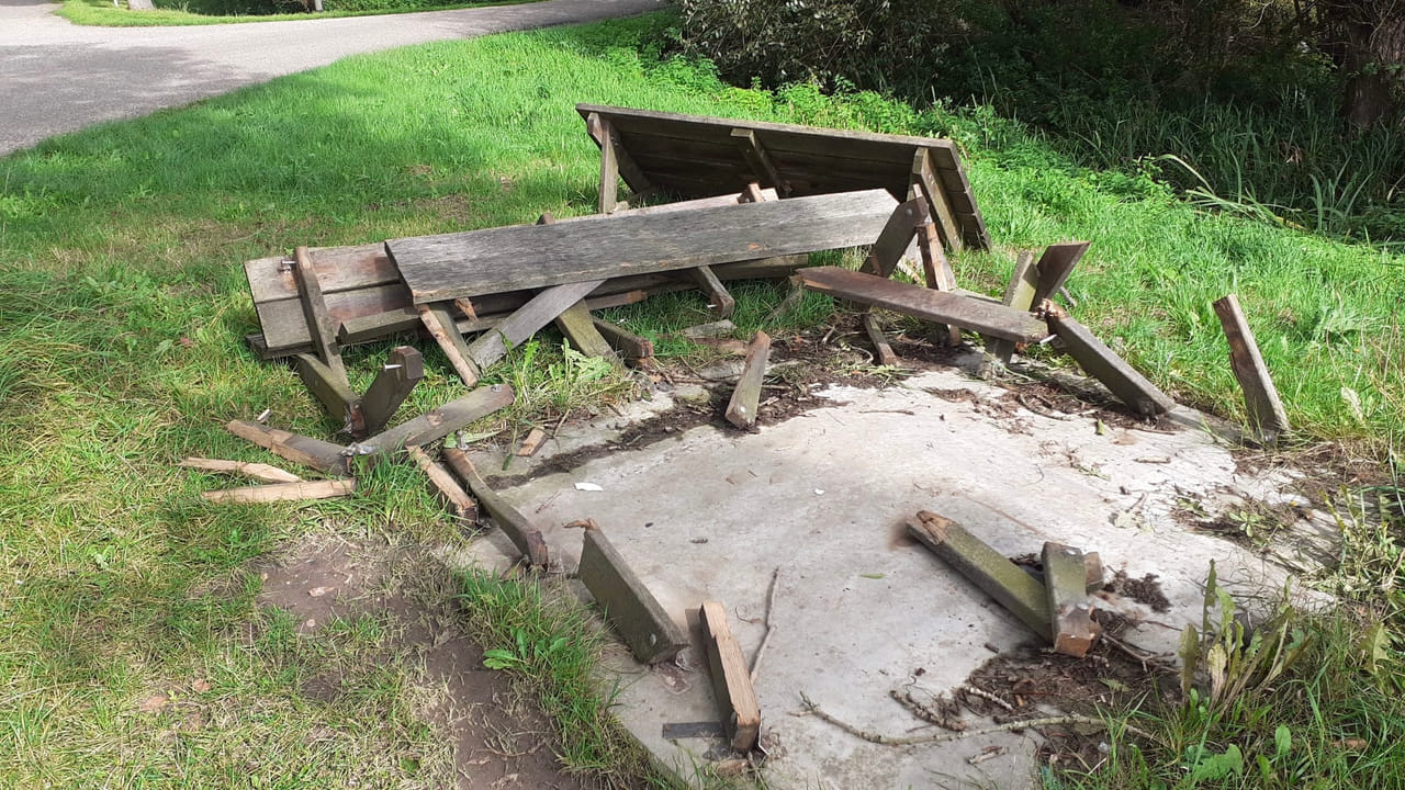 Mysterie in Huisseling: wie reed de picknicktafel omver?