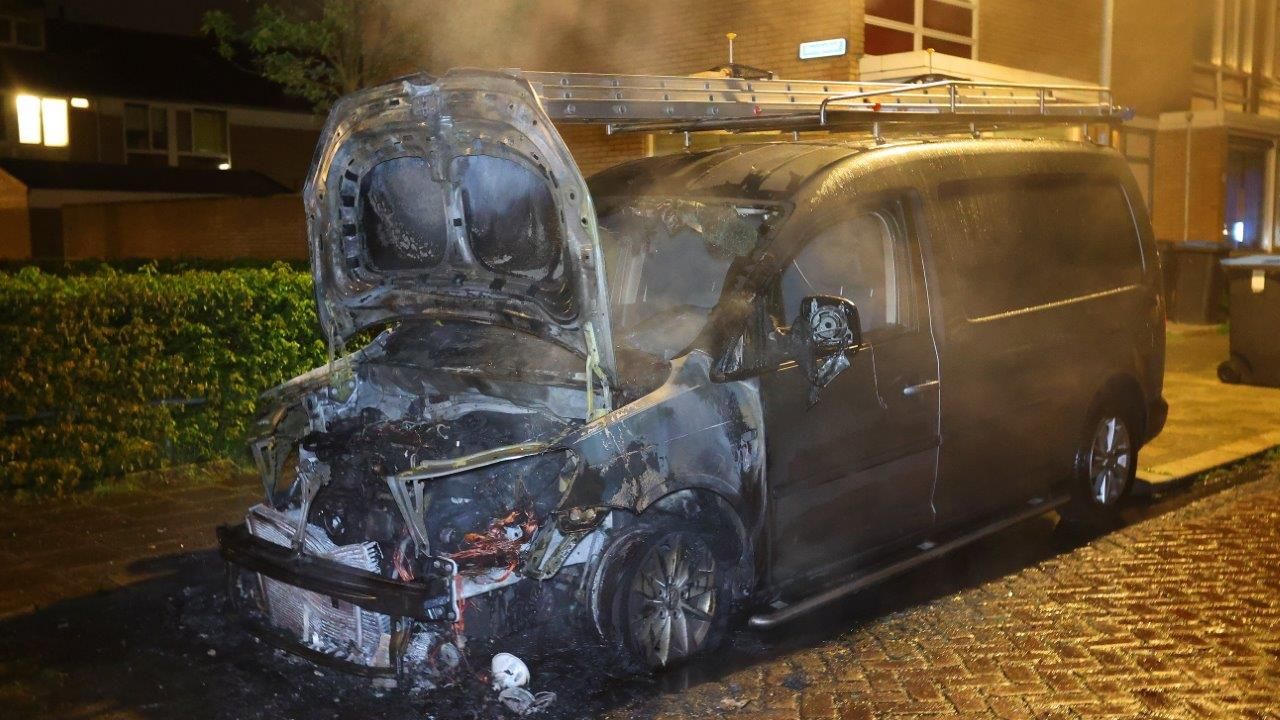 Bedrijfsbus gaat in vlammen op in Den Bosch, politie denkt aan brandstichting