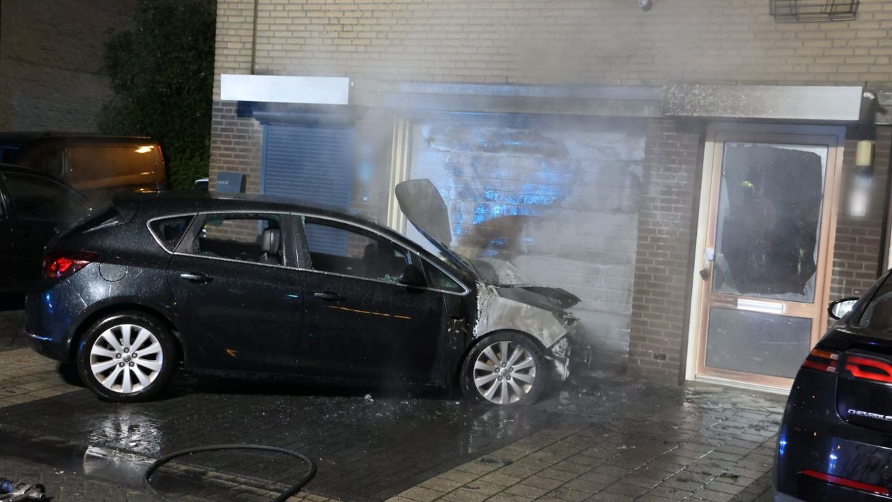 Autobrand in Udense Kornetstraat, rook trekt in huis bewoners
