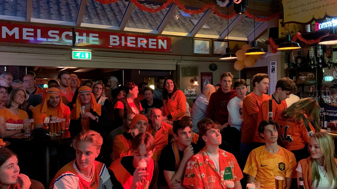 Stampvolle kroegen in Heesch en Uden tijdens tweede WK-wedstrijd Nederland