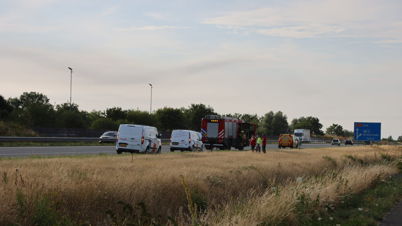 Bestelbus vliegt in brand op A50