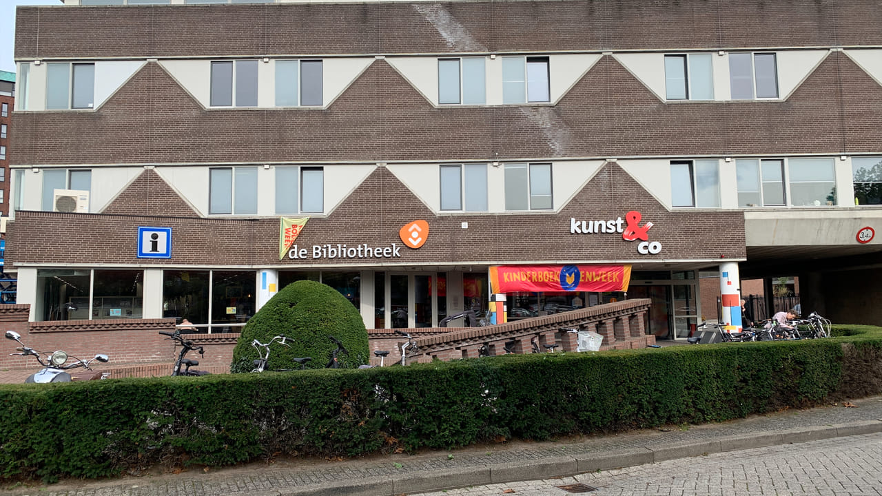 Ruim honderd kinderen vermaken zich bij start Kinderboekenweek