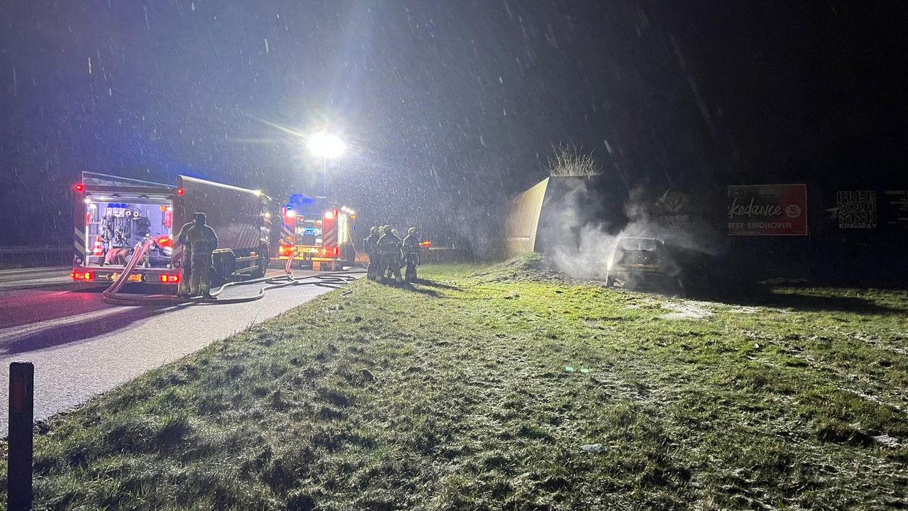 Auto rijdt tegen betonnen wand langs A50 en vliegt in brand