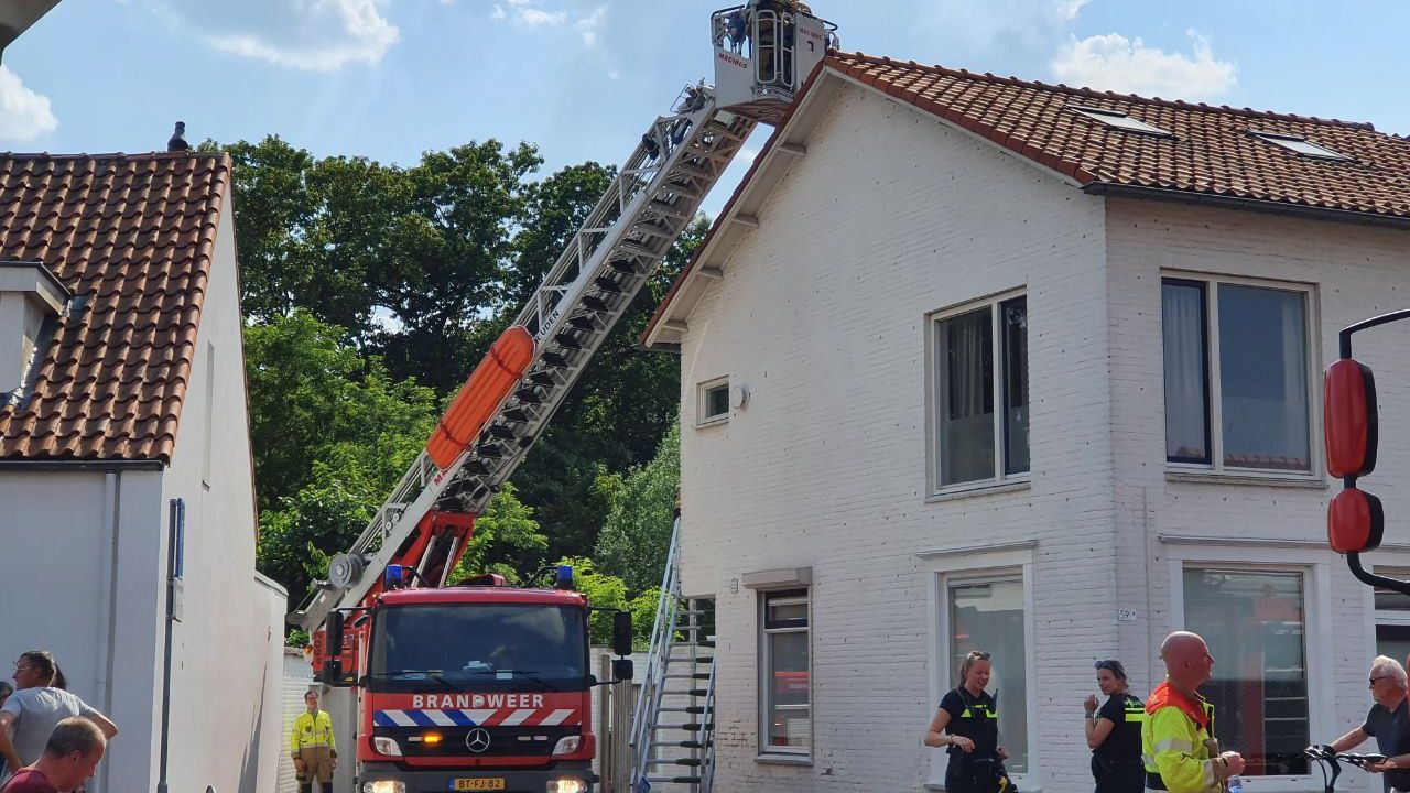 Drie brandweerauto's rukken uit naar woningbrand in Uden
