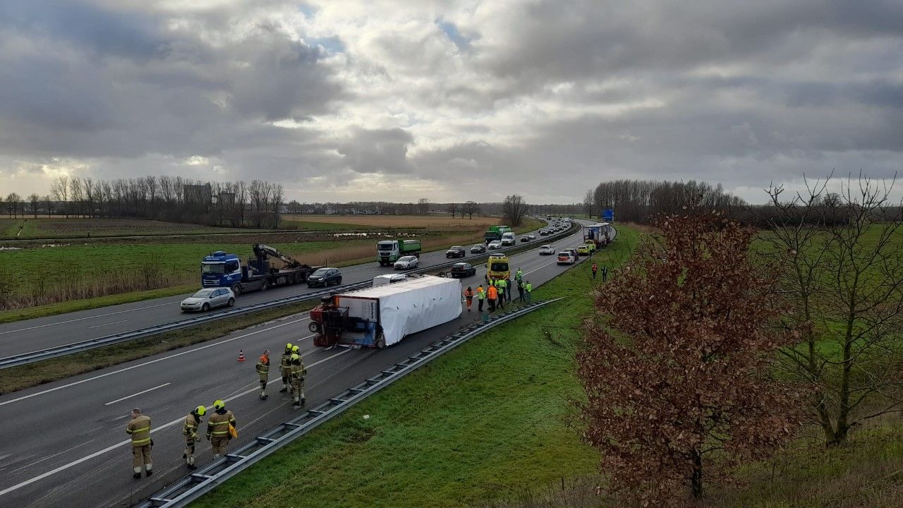 Vrachtwagen gekanteld op de A50 bij Heeswijk-Dinther