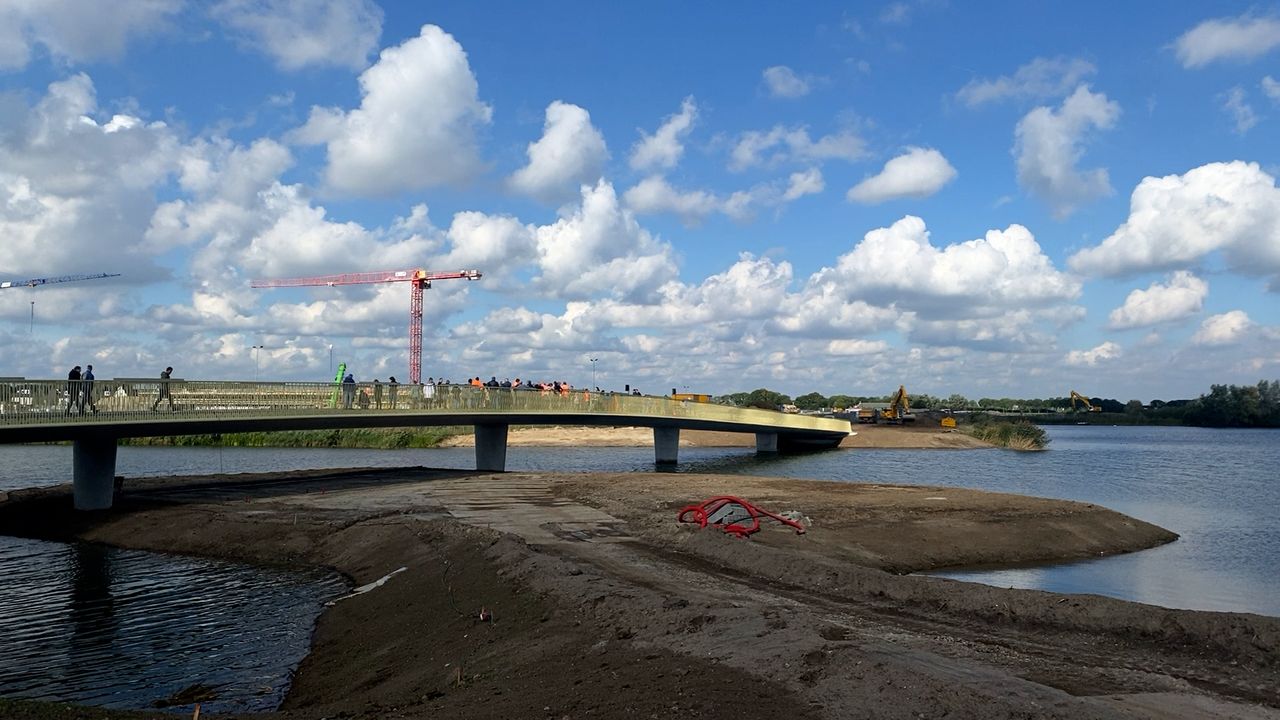 Nieuwe brug die zuid- en noordkant Groote Wielen verbindt bijna klaar
