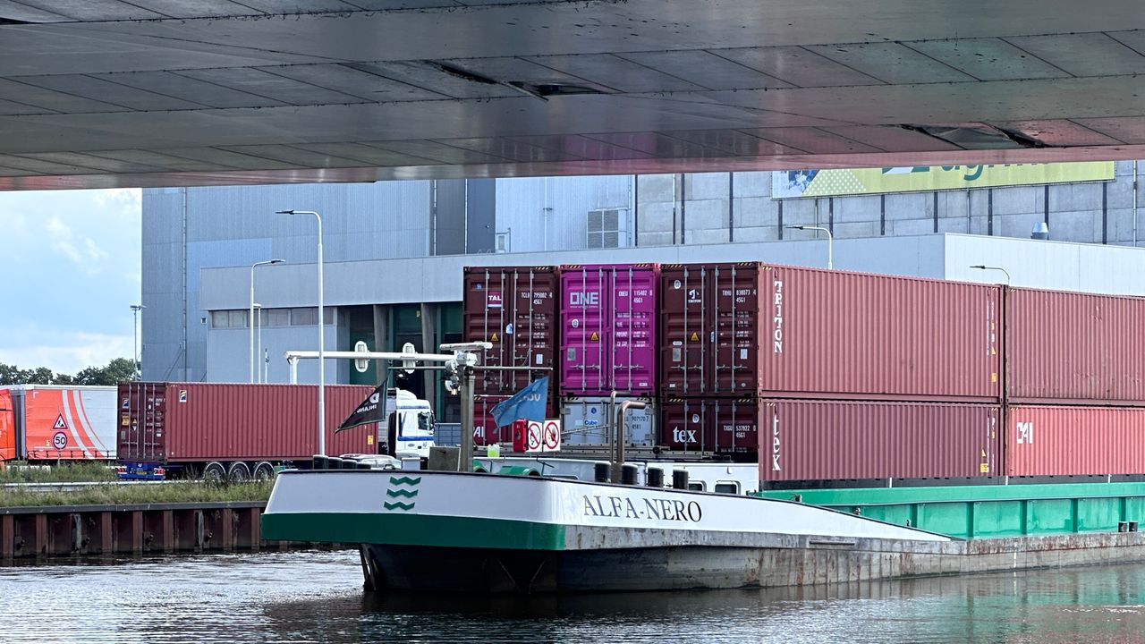 Containerschip ramt onderkant van brug in Veghel