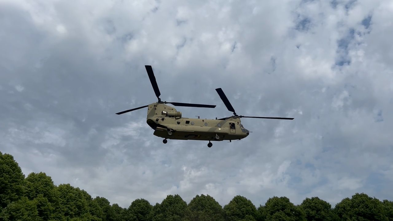 Luchtmobiele brigade bezet Pettelaarse Schans met Chinook helikopters