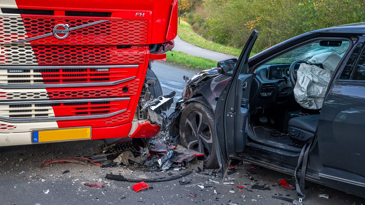 Automobilist gewond bij frontale aanrijding