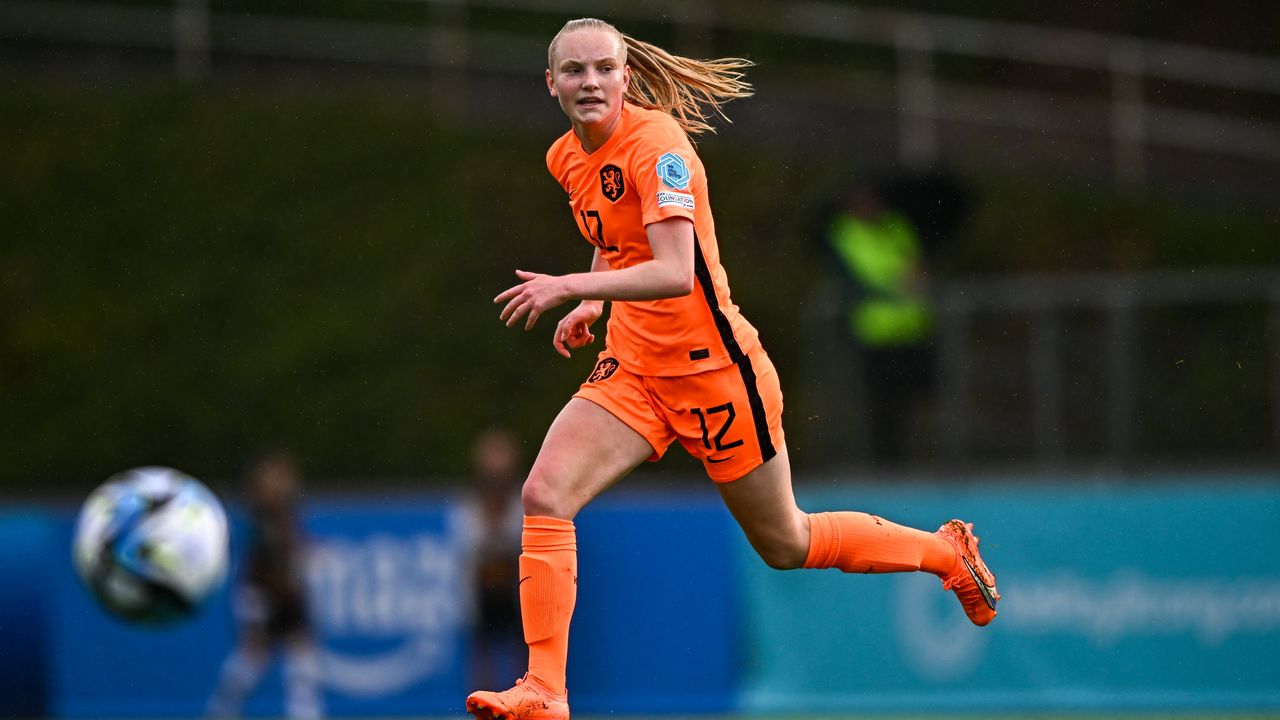 Emma Frijns speelt interland bij oude club UDI’19; ‘Dat je hier met Oranje mag komen is super mooi’