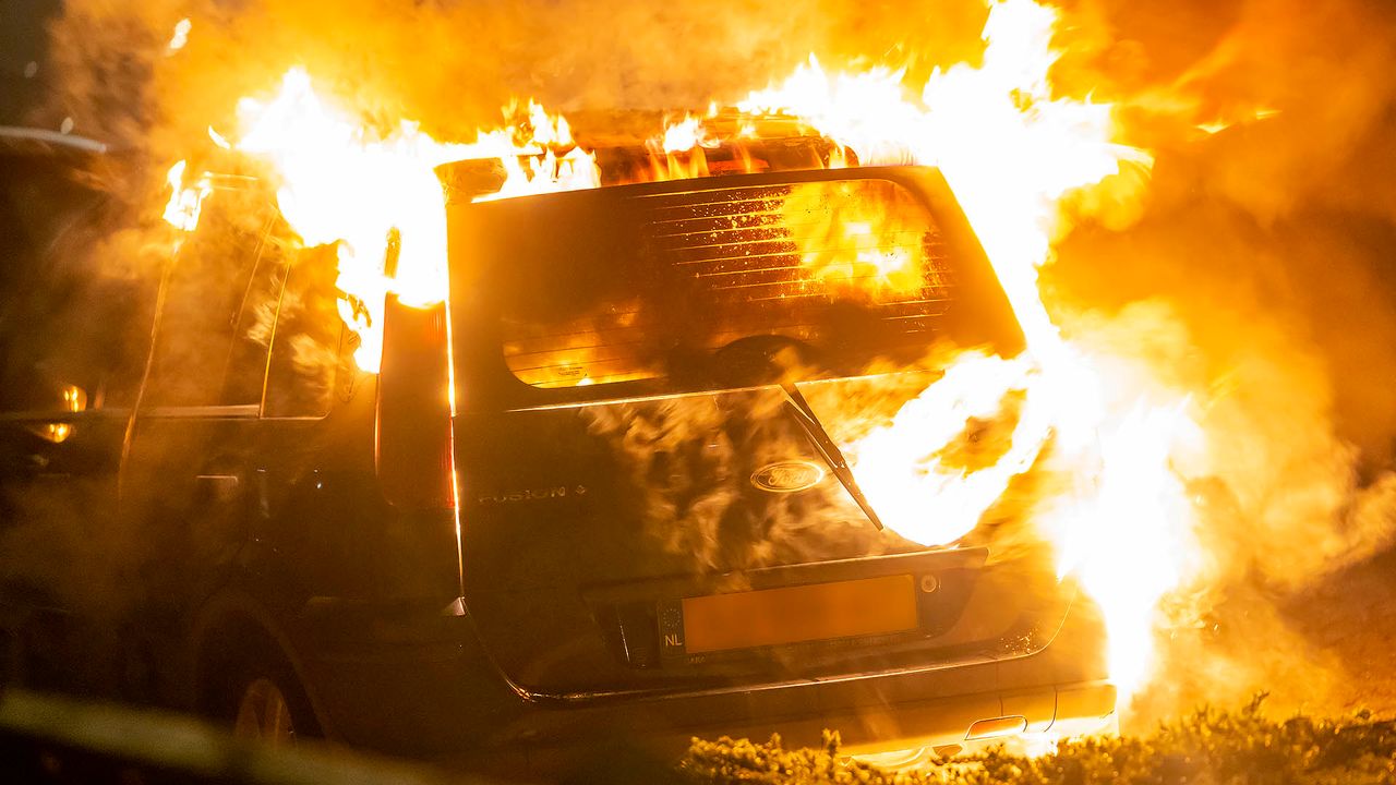 Auto compleet verwoest door brand in Oss