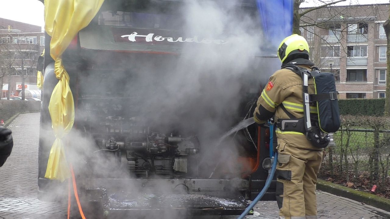 Carnavalsbus vat vlam tijdens optocht in Oss: 'Zijn nu als toeschouwer aan het kijken'