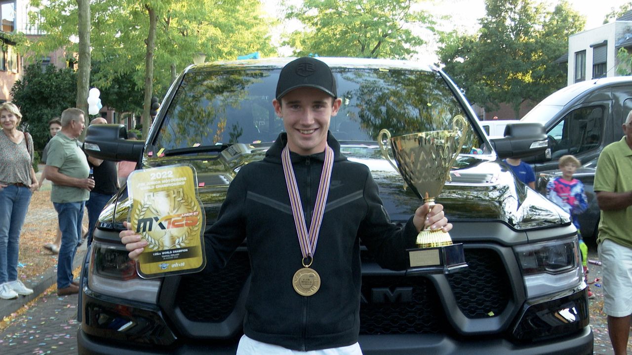 Motorcrosser Ivano van Erp feestelijk onthaald in Oss na juniorenwereldtitel