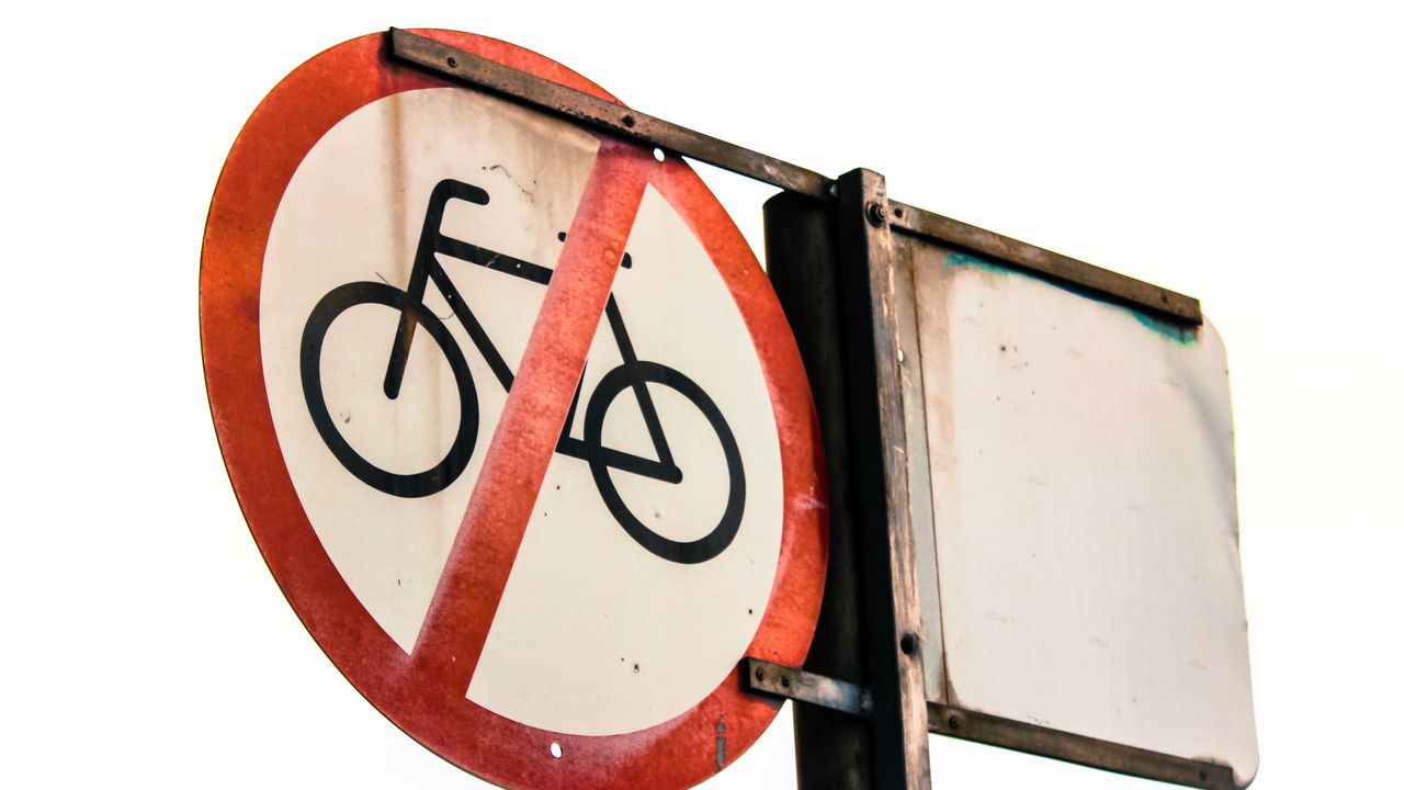 Politie schrijft zeven bekeuringen uit voor rijden en fietsen door Elzeneindpark