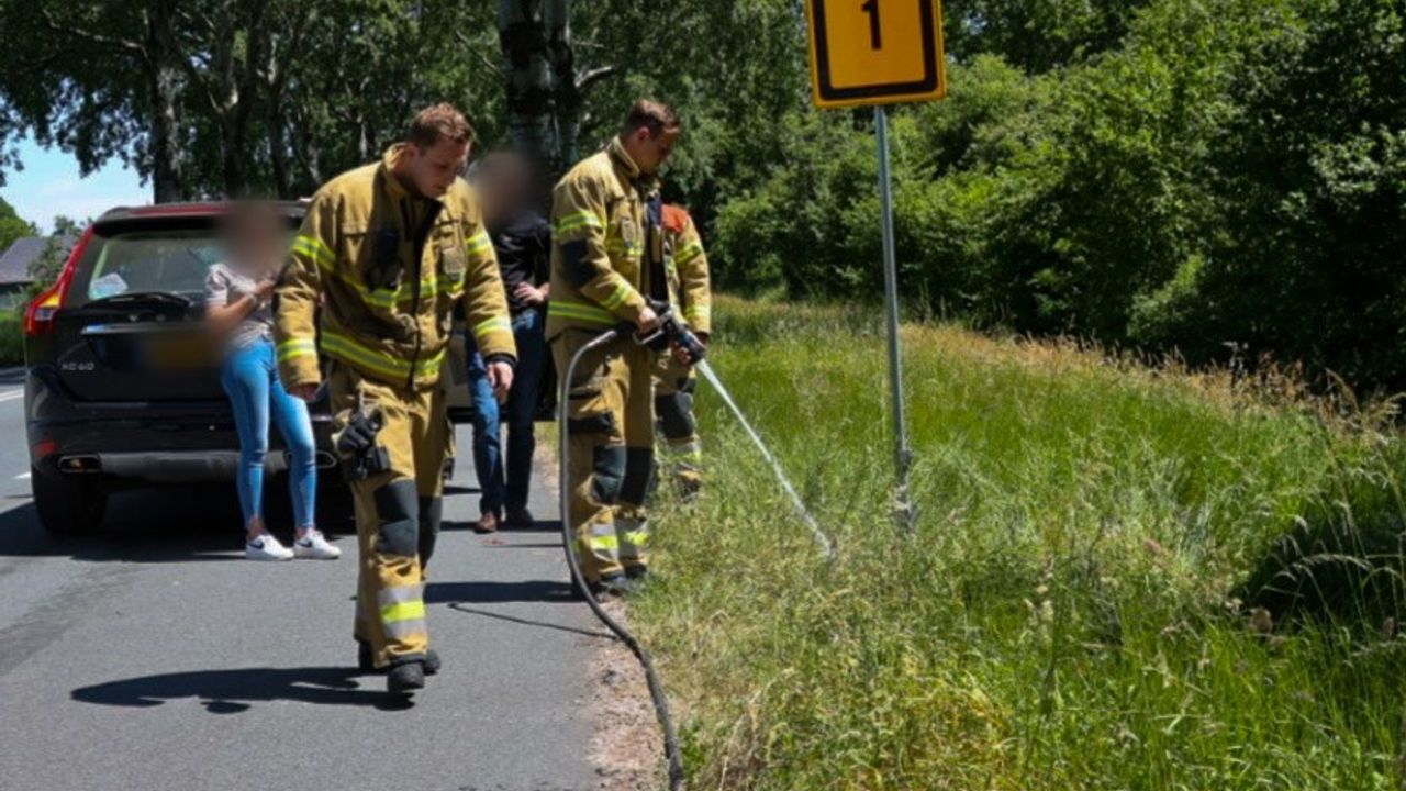 Hogere temperaturen zorgen voor eerste bermbrandjes; brandweer blust in Uden
