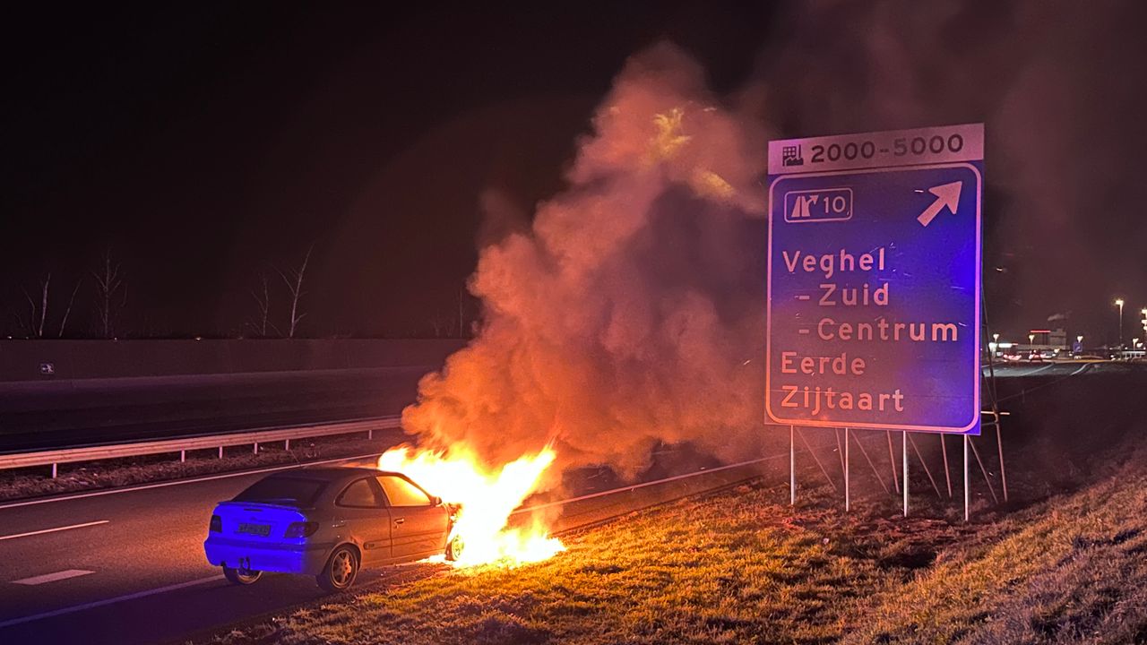 Rijdende auto vliegt in brand op A50 bij Veghel, inzittenden ongedeerd