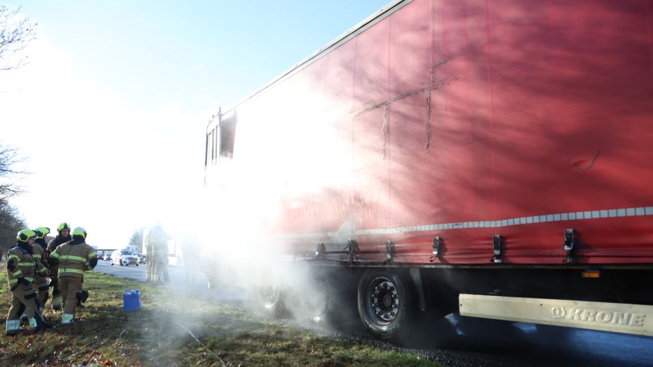 Vrachtwagen vat vlam op A50 bij Herpen