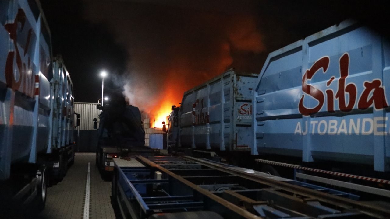Bandenstapel vat vlam bij Siba Autobanden in Uden