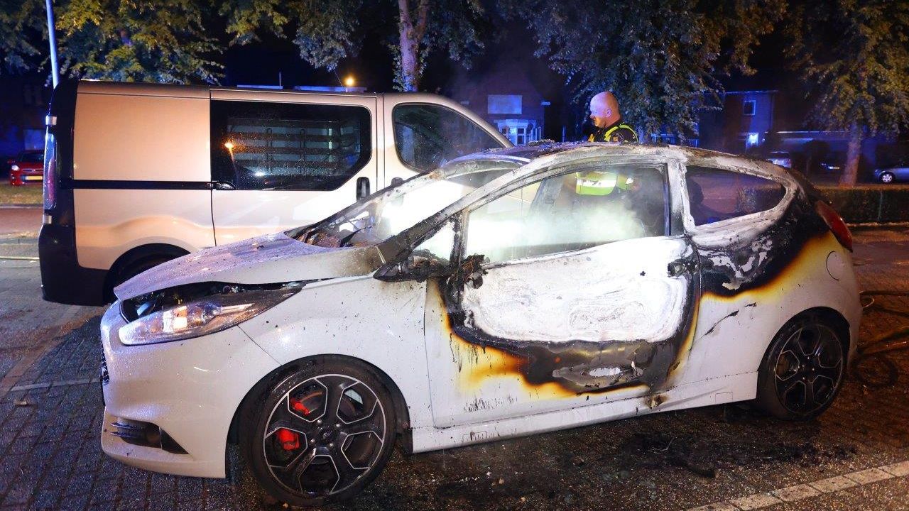Auto gaat in vlammen op in Rosmalen, politie houdt twee verdachten aan