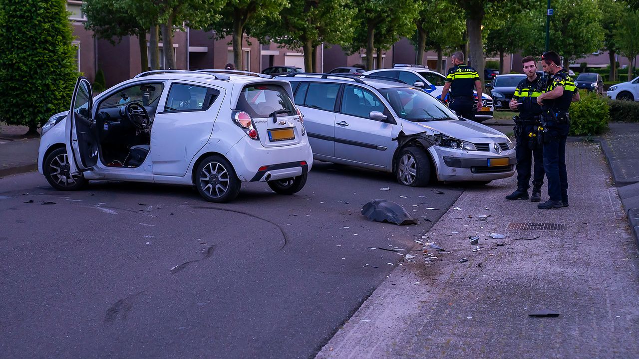 Veel schade nadat vrouw tegen geparkeerde auto botst in Heesch
