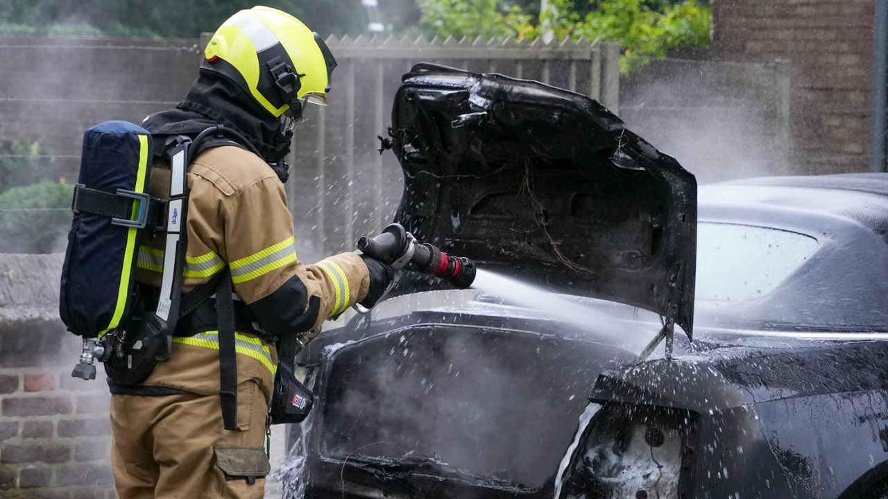 Cabrio verwoest door brand in Geffen