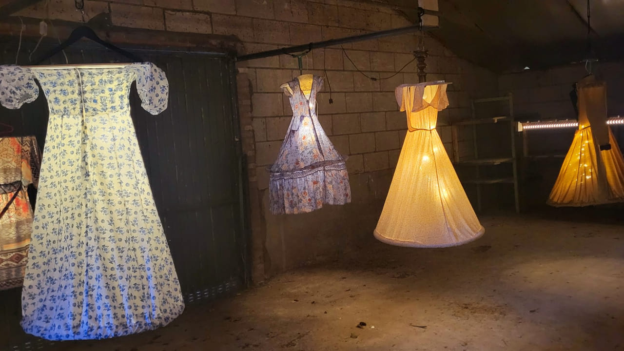 Kunstwerken in varkensschuur tijdens Kunstenfestival Loosbroek