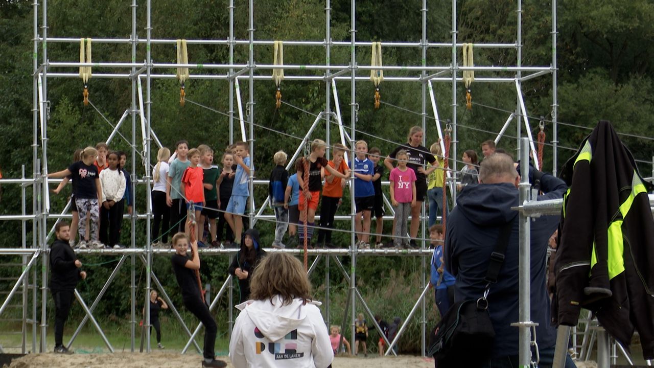 Ruim 1600 kinderen klimmen en klauteren over obstakels tijdens Baggerloop