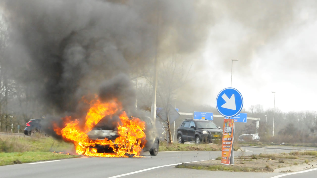 Auto vliegt in brand op Graafsebaan