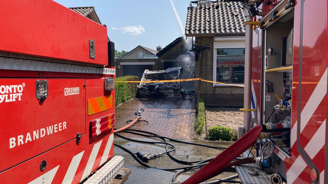 Caravanbrand slaat over op woning in Herpen: woning uitgebrand