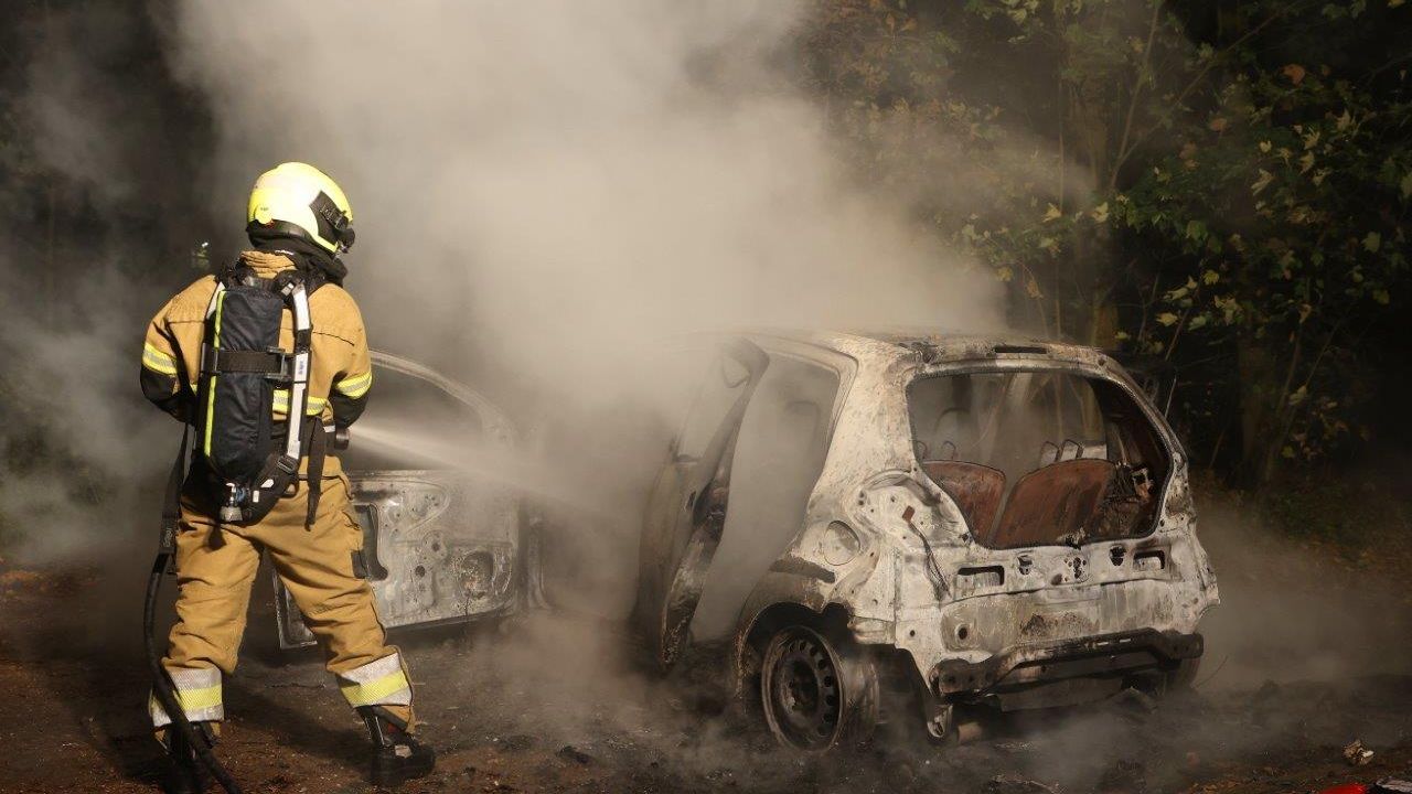 Auto brandt uit in Nieuwkuijk; politie rukt uit naar Vlijmen
