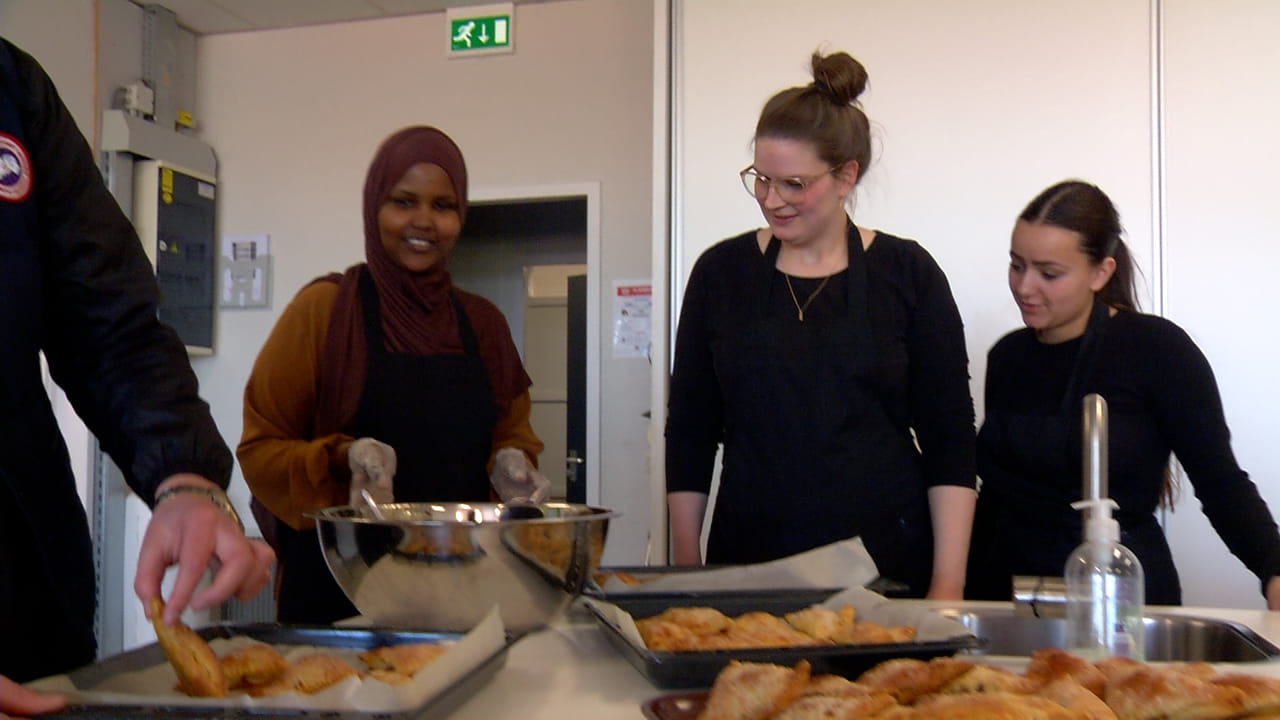 Leerlingen van het Koning Willem 1 College halen geld op voor slachtoffers aardbeving Turkije en Syrië