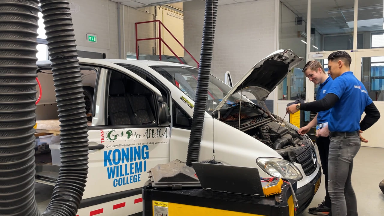 Leerlingen autotechniek rijden in drie weken naar Afrika: 'Wordt een flink avontuur'