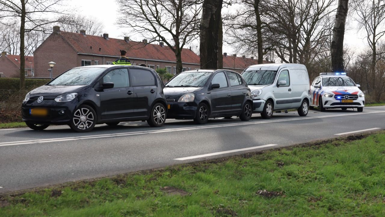 Kop-staart botsing op Rondweg Uden, ambulance ter plaatse voor controle
