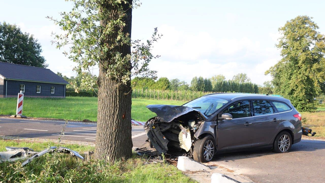Vrouw (73) uit Helvoirt zwaargewond na botsing in Haaren