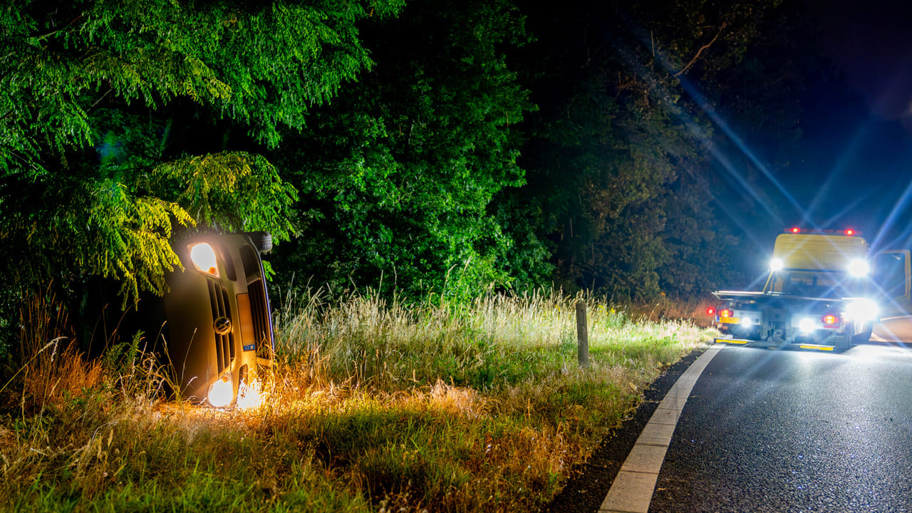 Auto vliegt uit bocht bij afrit A59