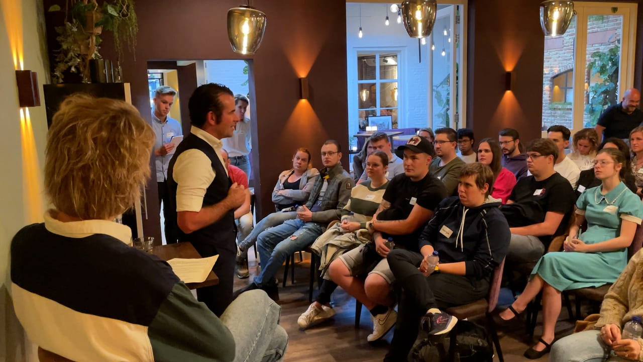 Osse jongeren in discussie over prangende woningproblematiek