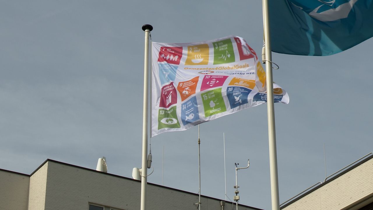 Oss viert verjaardag van Global Goals door vlag te hijsen